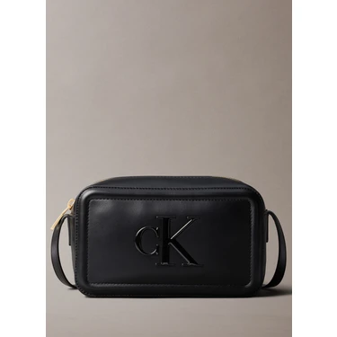 Calvin Klein Siyah Kadın Çapraz Çanta Ergonomik Tasarım ile Şık Görünüm Sunuyor